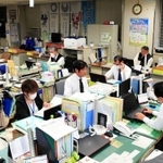 全国一斉の休校要請を受け、対応に追われる兵庫県教育委員会の職員ら＝２７日夜、神戸市中央区下山手通５、県教委（撮影・斎藤雅志）