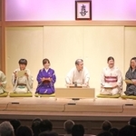 上方落語の新風、女性落語家の大喜利。（左から）露の瑞（みずほ）さん、笑福亭縁さん、月亭八織さん、桂文太さん、露の棗（なつめ）さん、桂鞠輔（まりすけ）さん、桂ぽんぽ娘さん＝神戸新開地・喜楽館（撮影・辰巳直之）