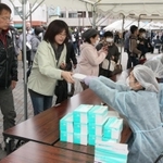 市職員からマスクを受け取る市民＝２９日午前、小野市王子町