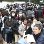 無料配布されるマスクを手に入れるため並ぶ市民＝小野市王子町