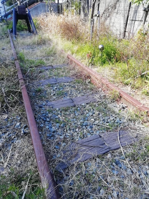 廃線跡が残るＪＲ灘駅近くの緑地広場＝神戸市灘区