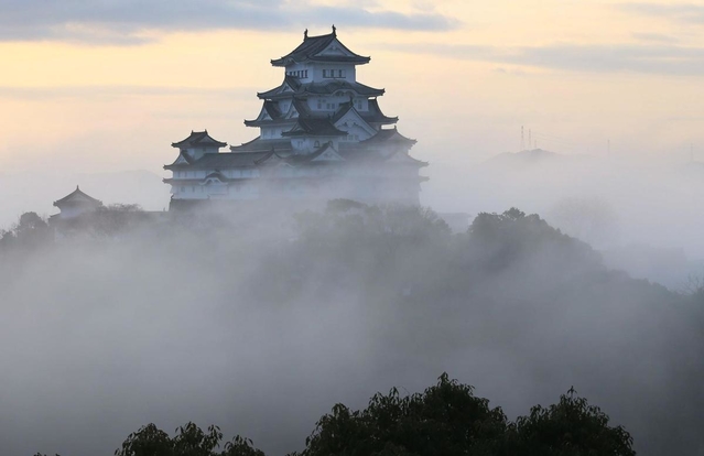 霧の中から姿を見せた姫路城＝１日朝、姫路市山野井町から撮影