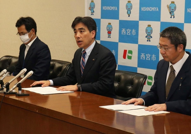 新型コロナウイルスの感染者について説明する西宮市の石井登志郎市長（中央）＝１日午後１０時３１分、西宮市六湛寺町、西宮市役所（撮影・風斗雅博）