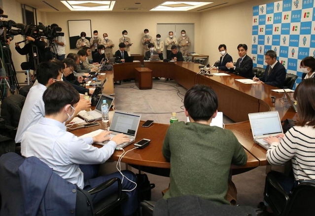 新型コロナウイルスの感染者について説明する西宮市の石井登志郎市長（右から３人目）ら＝１日午後１０時４４分、西宮市六湛寺町、西宮市役所（撮影・風斗雅博）