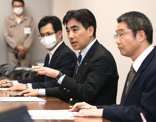 新型コロナウイルスの感染者について説明する西宮市の石井登志郎市長（右から２人目）＝１日午後１１時６分、西宮市六湛寺町、西宮市役所（撮影・風斗雅博）