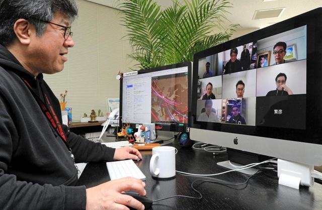 テレビ会議サービスを使って、自宅にいる役員らと打ち合わせをする神戸デジタル・ラボの永吉一郎社長＝２日午前、神戸市中央区京町（撮影・鈴木雅之）
