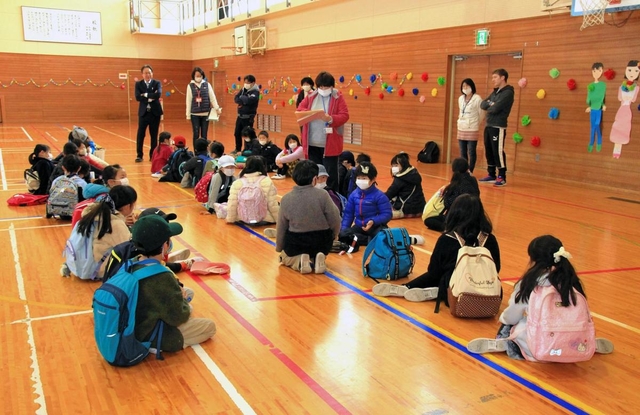臨時休校になって初めて開かれた放課後児童クラブで、体育館に集合した児童たち＝２日午前、三田市けやき台３、けやき台小学校