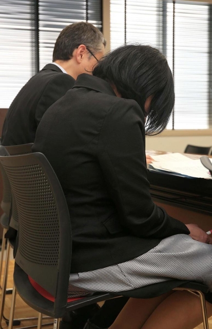 娘が複数の同級生からいじめを受けたとして会見する両親。母親は時折、涙をこらえきれずにうつむいた＝２日午後２時半、姫路市北条（撮影・小林良多）