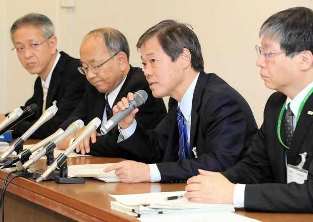 新型コロナウイルスの感染者について説明する神戸市の小原一徳保健福祉局長（右から２人目）ら＝３日午後８時１分、神戸市中央区、神戸市役所（撮影・斎藤雅志）