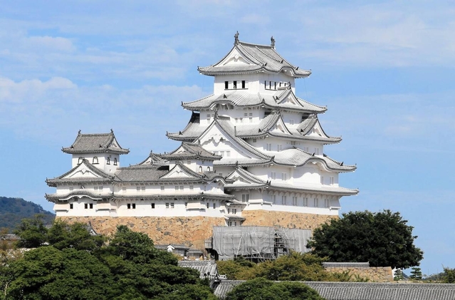 新型コロナウイルスの感染拡大を受け、天守などの公開が中止されることになった世界文化遺産・国宝姫路＝姫路市本町