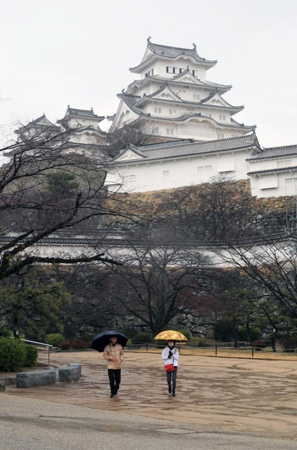 新型コロナウイルスの影響で７日から天守などの公開休止が決まった姫路城。既に観光客が減っており、城内の人影はまばら＝４日午前、姫路市本町（撮影・小林良多）