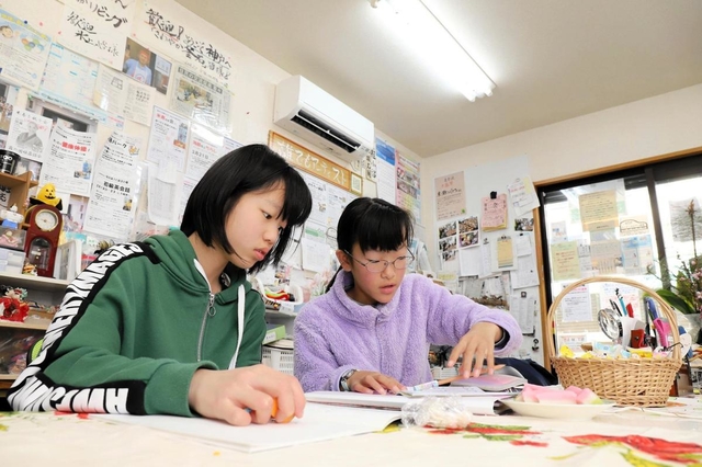 「東灘こどもカフェ」で勉強する小学生＝神戸市東灘区