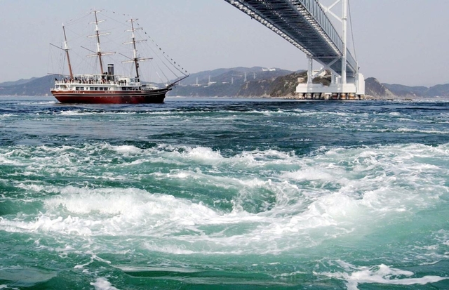 鳴門海峡の渦潮