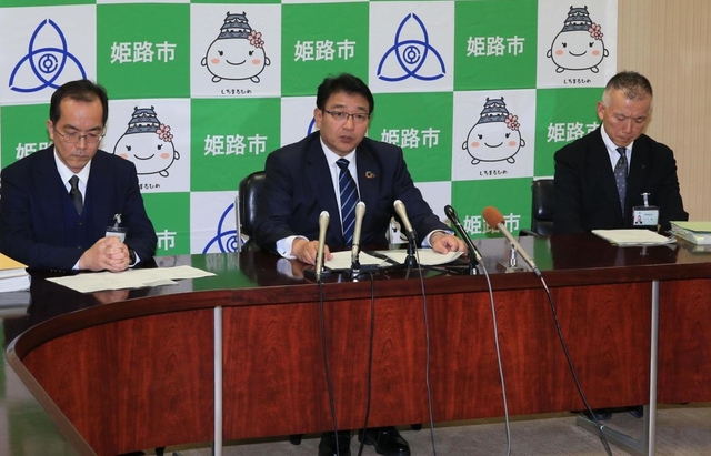 姫路市内の４０代男性が新型コロナウイルスに感染したことが分かり、記者会見を開く清元秀泰姫路市長（中央）ら＝６日午後６時３１分、姫路市安田４