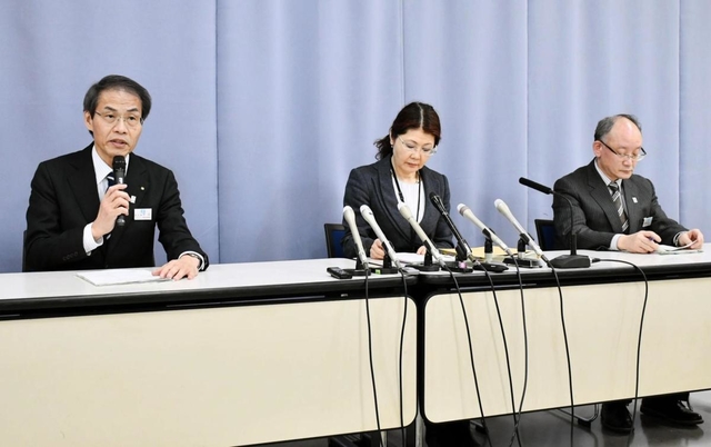 新型コロナウイルスの感染者について説明する兵庫県の早金孝防災監（左）＝６日夜、兵庫県庁