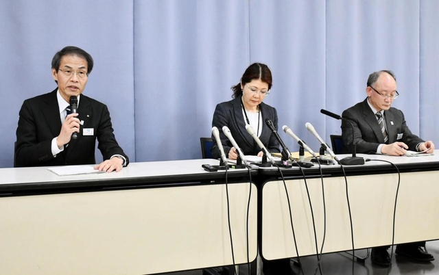 新型コロナウイルスの感染者について説明する兵庫県の早金孝防災監（左）＝６日夜、兵庫県庁