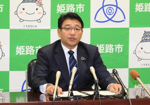 姫路市内の４０代男性が新型コロナウイルスに感染したことが分かり、記者会見を開く清元秀泰姫路市長＝６日午後６時２９分、姫路市安田４