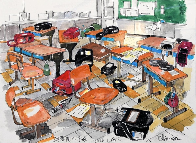 ランドセルや机が散乱した福島県双葉町立双葉南小学校の教室。原発事故直後の混乱を物語る