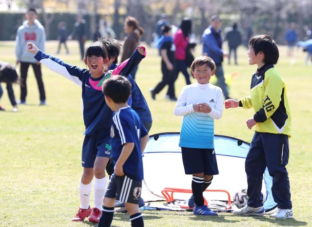屋外で元気な姿を見せる子どもたち＝７日午前、神戸市北区しあわせの村