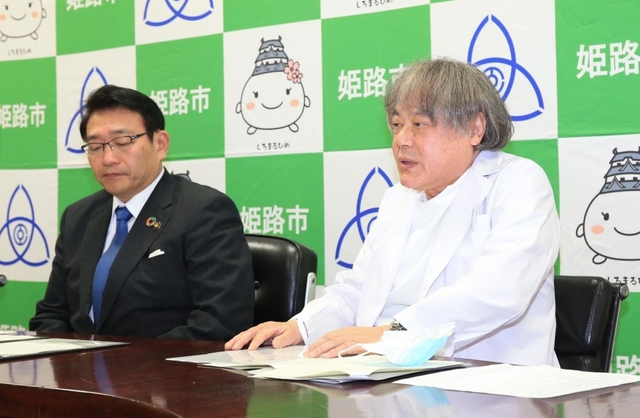 病棟で勤務する５０代女性看護師が新型コロナウイルスに感染していたことが分かり、記者会見を開く仁恵病院の神立禮次院長（右）と清元秀泰姫路市長＝８日午前９時０４分、姫路市安田４、姫路市役所