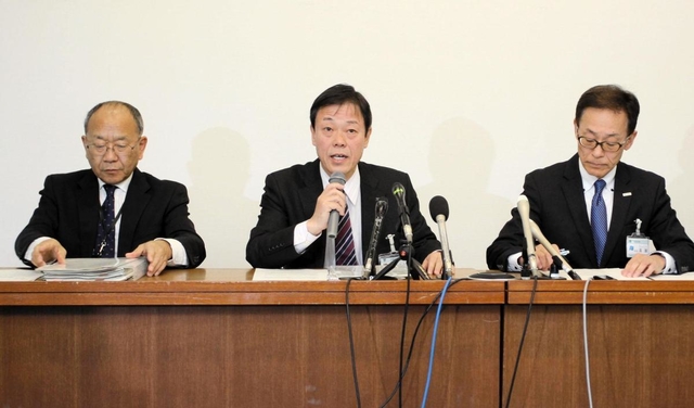 神戸市兵庫区役所に勤務する派遣職員が新型コロナウイルスに感染したと発表する神戸市の幹部ら＝９日午前、神戸市役所