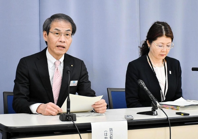 新型コロナウイルスの感染者について説明する早金孝防災監（左）ら＝９日夜、兵庫県庁