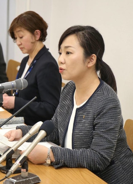 新型コロナウイルスの感染者について、感染経緯などを説明する尼崎市の稲村和美市長（右）＝１０日午後、尼崎市東七松町１、尼崎市役所（撮影・風斗雅博）