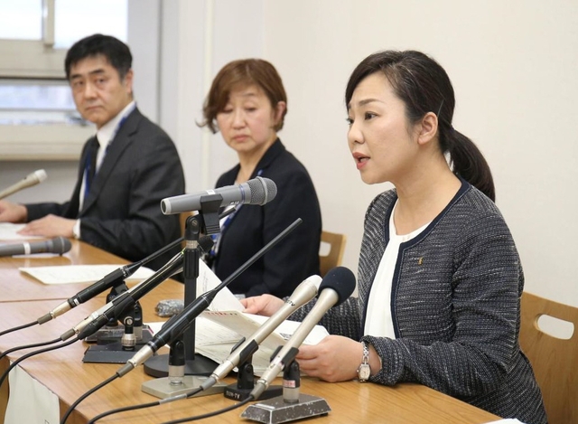 新型コロナウイルスの感染者について、感染経緯などを説明する尼崎市の稲村和美市長（右）＝１０日午後、尼崎市東七松町１、尼崎市役所（撮影・風斗雅博）