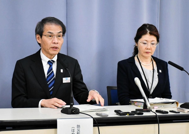 北播磨総合医療センターの医師の感染について説明する兵庫県の早金孝防災監（左）と味木和喜子健康局長＝１０日夜、神戸市中央区下山手通５、兵庫県庁