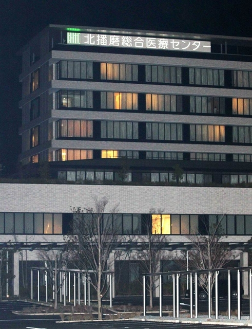 ７０代医師の感染が確認された北播磨総合医療センター＝１０日夜、小野市市場町（撮影・笠原次郎）