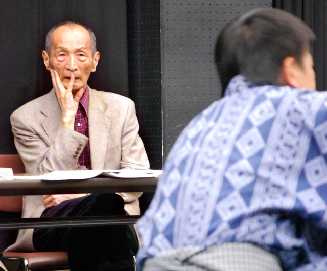 「不条理・四谷怪談」の舞台稽古を見る別役実さん＝２０１３年、尼崎市