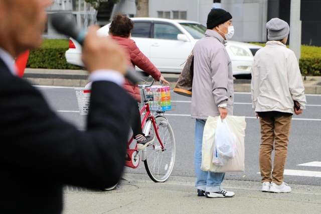 投開票まで１カ月を切った高砂市長選。感染拡大の影響で立候補予定者は街頭活動に力を入れる＝高砂市中島１