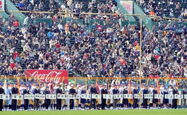 多くの観客の見守る中行われた昨年の開会式の用様子＝２０１９年３月２３日、甲子園球場