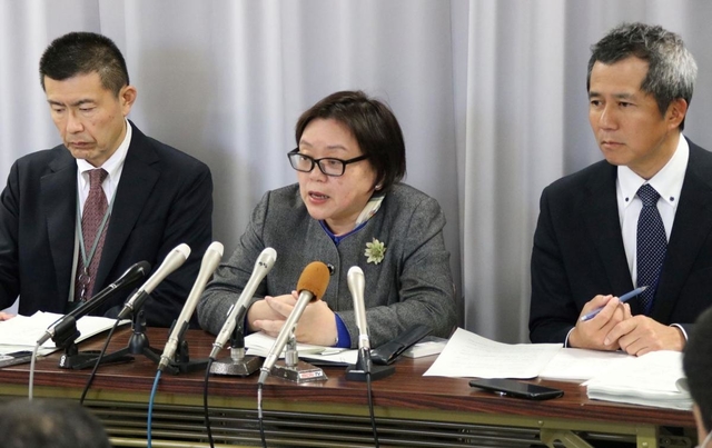 仁恵病院で新たに４人の入院患者の新型コロナウイルス感染が確認され、会見する北窓隆子医監（中央）ら＝１２日午前、姫路市役所（撮影・地道優樹）