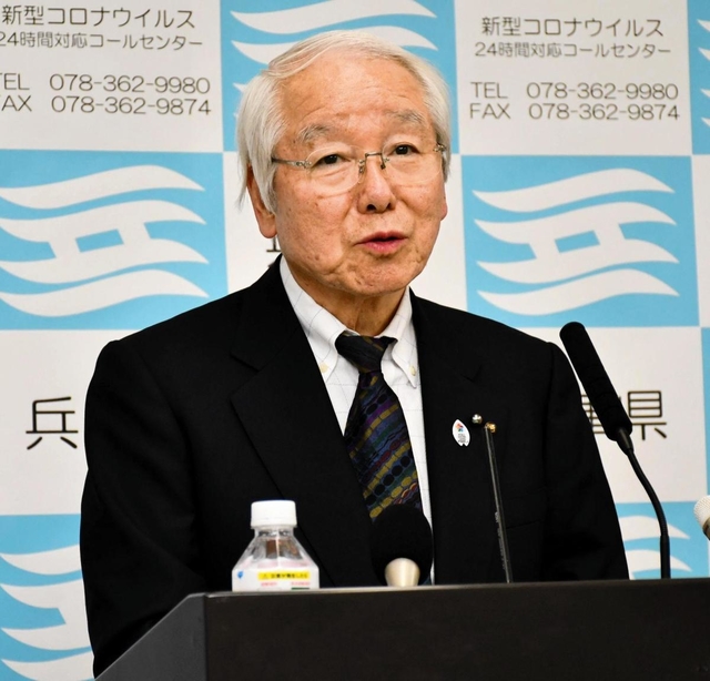 新型コロナウイルス感染症への対応状況を説明する兵庫県の井戸知事＝１２日午後、兵庫県庁
