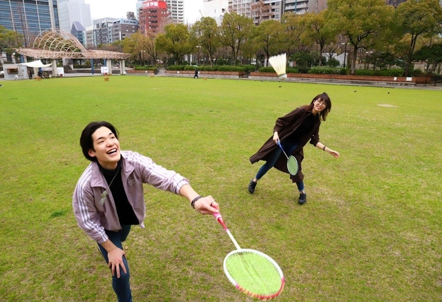 開放された芝生広場でバドミントンを楽しむ若者たち＝１４日午後、神戸市中央区加納町６、東遊園地（撮影・吉田敦史）