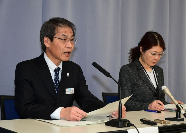 新たに確認された感染者について説明する兵庫県の早金孝防災監（左）ら＝１４日夜、兵庫県庁（撮影・秋山亮太）