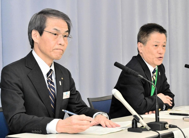 県内の新型コロナウイルスの新たな感染拡大について会見する県の担当者＝１５日夜、県庁（撮影・後藤亮平）