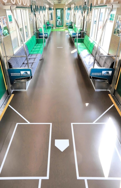 バッターボックスなどをイメージした「甲子園号」の車内＝１７日午前、尼崎市北城内、阪神電鉄尼崎車庫（撮影・斎藤雅志）