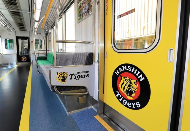 タイガースの球団マークがプリントされた車内＝１７日午前、尼崎市北城内、阪神電気鉄道尼崎車庫（撮影・斎藤雅志）