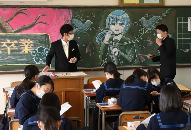 教員が黒板アートで彩った教室で、担任から通知表を受け取る３年生＝１７日午前、神戸市西区伊川谷町上脇、伊川谷中学校（撮影・吉田敦史）