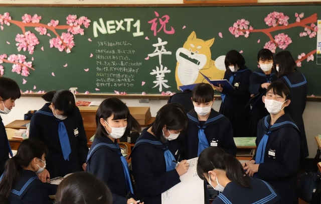 先生たちによる「黒板アート」に彩られた教室で、最後の１日を過ごす卒業生たち＝１７日午前、神戸市西区伊川谷町上脇、伊川谷中学校