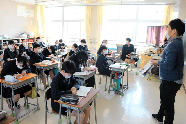 席の間隔を従来よりも空け、マスクを着用して授業を受ける児童たち＝明石市大明石町２、大観小（撮影・川崎恵莉子）