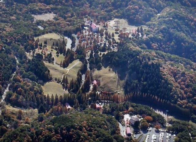 六甲山牧場＝２０１６年１１月撮影、神戸市灘区六甲山町中里山