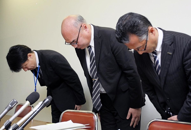 六甲山牧場で死んだ動物の処理方法が不適切だったなどとして、記者会見で謝罪する神戸みのりの公社の長沢秀起理事長（中央）ら＝１９日午前１１時１５分、神戸市役所