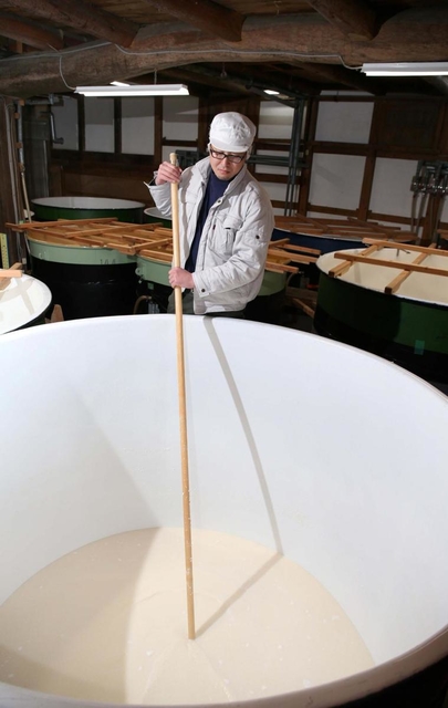 山田錦などの酒米を原料に日本酒を醸造する酒蔵＝姫路市内