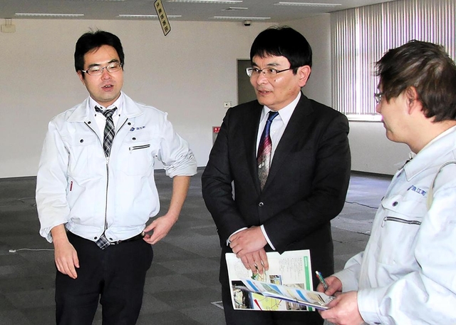 進出を予定する工場跡地を内覧する富士コンピュータの比嘉寛幸さん（中央）＝福島県浪江町藤橋