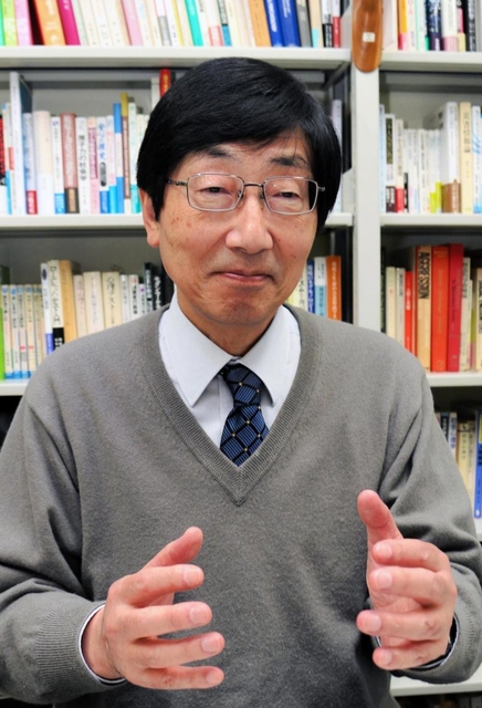 新型コロナウイルスをめぐる情報発信のあり方について語る土田昭司・関西大教授＝大阪府高槻市、関西大