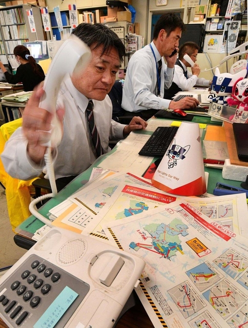 聖火リレーの中止を受け、関係先への連絡などに追われる県教育委員会の担当者ら＝２５日午後、神戸市中央区、兵庫県庁（撮影・秋山亮太）