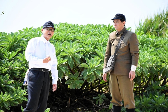 映画「島守の塔」の撮影に臨む、萩原聖人さん（左）と村上淳さん＝２５日午前、沖縄県うるま市の伊計島（琉球新報社）